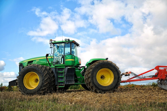 Archivo - Tractor.