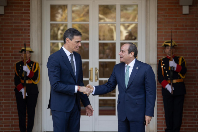 El presidente del Gobierno, Pedro Sánchez (i), recibe al presidente de Egipto, Abdelfatah al-Sisi (d), en el Palacio de la Moncloa, a 19 de febrero de 2025, en Madrid (España).