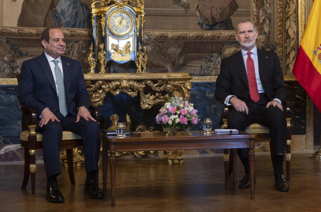 El Rey Felipe VI (d) y el presidente de la República Árabe de Egipto, Abdelfatah al-Sisi (i)