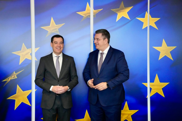 El comisario de Transporte Sostenible y Turismo de la Unión Europea, y el presidente de la Junta de Andalucía, Juanma Moreno (i.), este miércoles en Bruselas