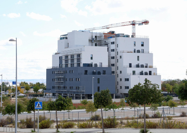 Archivo - Edificios en el barrio de Valdebebas (Madrid).