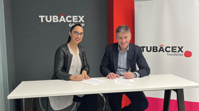 El presidente de Unicef Comité Euskadi, Joseba Madariaga, y de la directora de Sostenibilidad de Tubacex, Nagore Larrea.