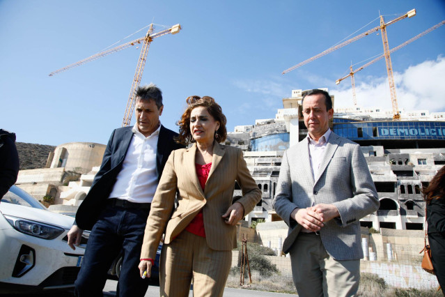 La vicepresidenta y ministra de Hacienda, María Jesús Montero, frente al hotel del paraje de El Algarrobico en Carboneras (Almería) junto al delegado de Gobierno en Andalucía, Pedro Fernández, y el subdelegado de Gobierno en Almería, José María Martín.