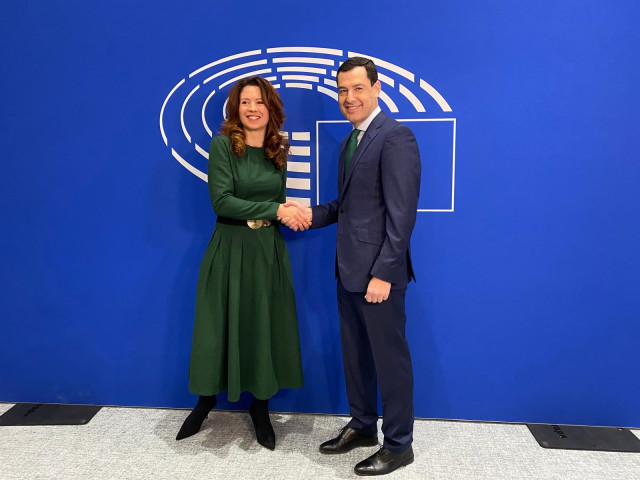 Juanma Moreno y Kata Tütto, este jueves en el Parlamento europeo, en Bruselas