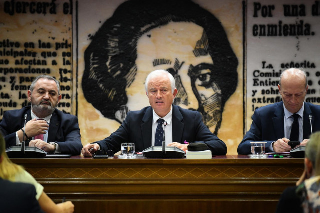 Archivo - El senador del PP, Eloy Suárez (c), preside la Comisión de Investigación por el ‘caso Koldo’, en el Senado, a 21 de noviembre de 2024, en Madrid (España). Jesús María Gómez Martín ha comparecido en la Comisión de Investigación sobre los contrato