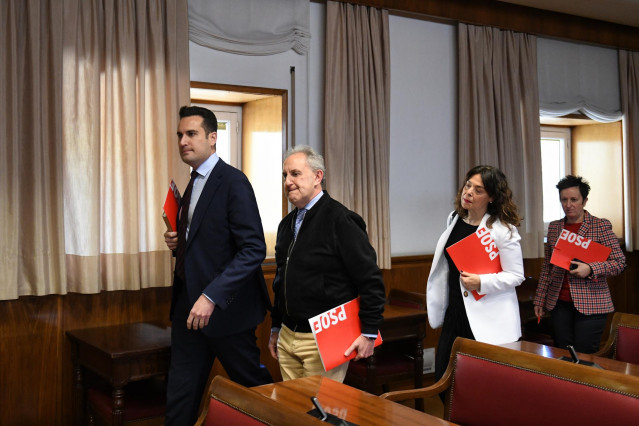 Archivo - Los senadores del PSOE José Latorre Ruíz (1i) y Alfonso Gil (2i) durante la constitución y designación de la mesa de la Comisión de Investigación por el ‘caso Koldo’, en el Senado, a 1 de abril de 2024, en Madrid (España). La Comisión de Investi