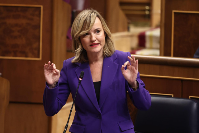 La ministra de Educación, Formación Profesional y Deportes y portavoz del Gobierno, Pilar Alegría, durante un pleno en el Congreso de los Diputados, a 19 de febrero de 2025, en Madrid (España).