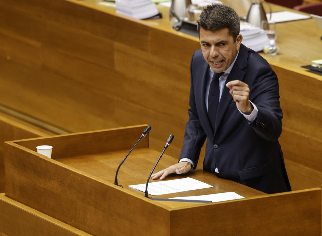 El presidente de la Generalitat valenciana, Carlos Mazón, durante una sesión de control en Les Corts Valencianes, a 20 de febrero de 2025, en Valencia, Comunidad Valenciana (España). La sesión de control está centrada de nuevo en la DANA del 29 de octubre