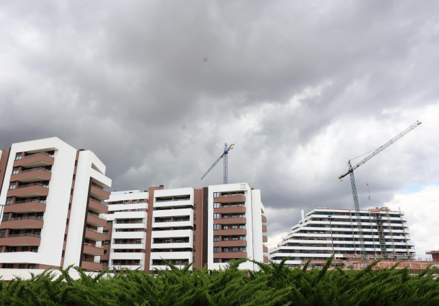 Archivo - Edificación de viviendas, a 20 de junio de 2024, en Tres Cantos, Madrid (España).
