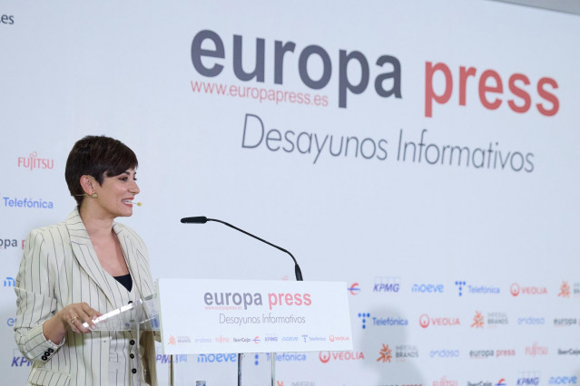 La ministra de Vivienda, Isabel Rodríguez, interviene durante un desayuno informativo de Europa Press, en el Hotel Hyatt Regency Hesperia, a 20 de febrero de 2025, en Madrid (España).