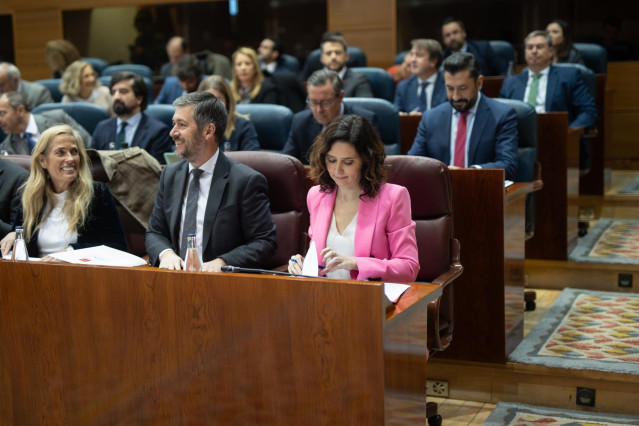 La consejera de Economía, Rocío Albert; el consejero de la Presidencia de la Comunidad de Madrid, Miguel Ángel García y la presidenta de la Comunidad de Madrid, Isabel Díaz Ayuso, durante un pleno en la Asamblea de Madrid