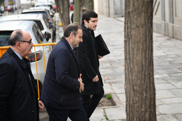 El ex ministro de Transportes José Luis Ábalos (c) llega a declarar al Tribunal Supremo, a 20 de febrero de 2025, en Madrid (España)