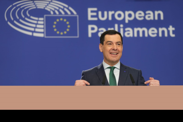 Juanma Moreno, este jueves en rueda de prensa en el Parlamento europeo, en Bruselas