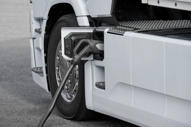 Archivo - Carga de vehículos eléctricos de transporte de mercancías por carretera.