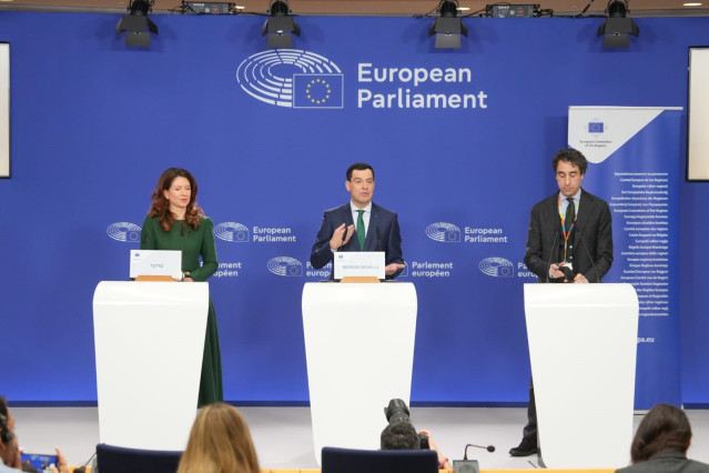 Juanma Moreno (c.) y Kata Tütto, este jueves en rueda de prensa en el Parlamento europeo, en Bruselas