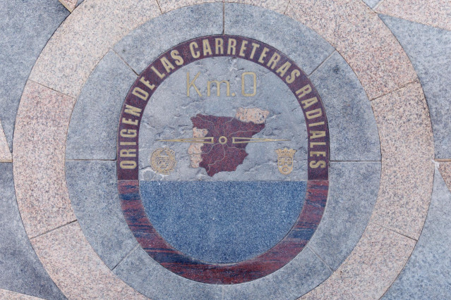 Archivo - La placa del Kilómetro Cero, en la Puerta del Sol, en Madrid (España)