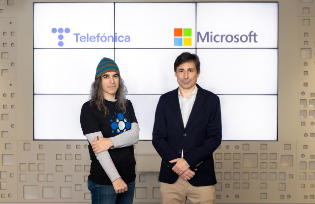Archivo - De izquierda a derecha: el jefe del área Digital de Telefónica, Chema Alonso, y el presidente de Microsoft España, Paco Salcedo.