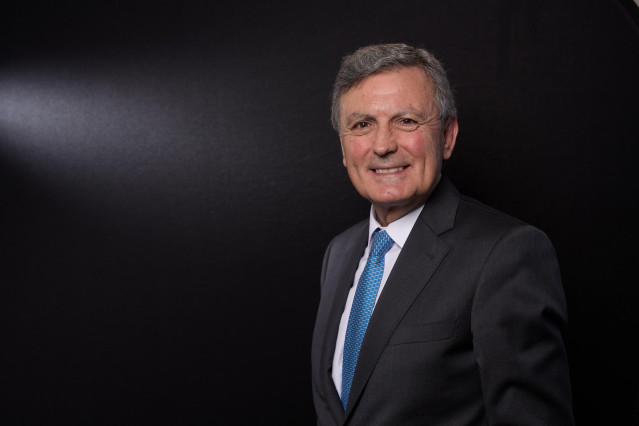 Archivo - El presidente de Correos, Pedro Saura, posa para Europa Press