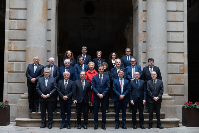 El presidente Pedro Sánchez con los representantes de las Cámaras de Comercio catalanas.