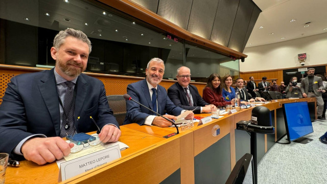 El alcalde de Barcelona, Jaume Collboni, junto a líderes de gobiernos locales de 11 ciudades europeas más