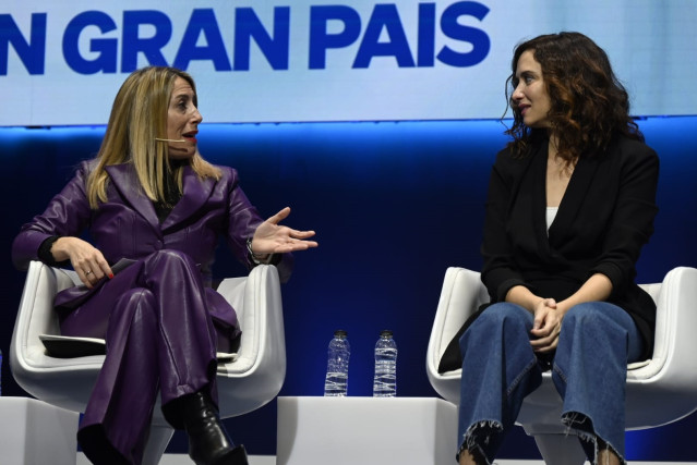 Archivo - La presidenta del PP extremeño, María Guardiola, junto a la presidenta de la Comunidad de Madrid, Isabel Díaz Ayuso, en el acto del PP en Zaragoza.
