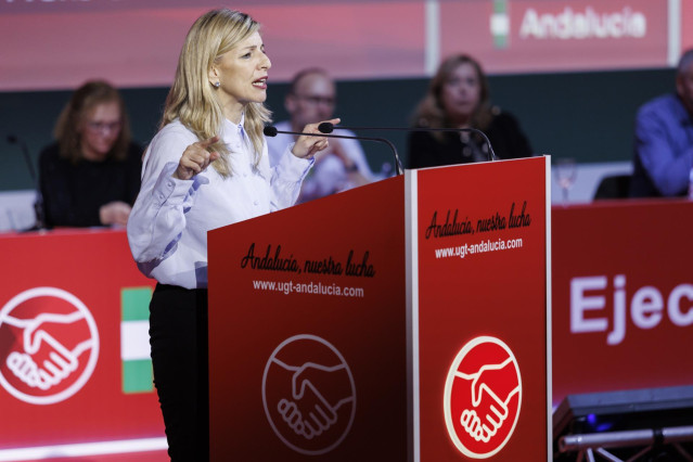 La vicepresidenta segunda y ministra de Trabajo, Yolanda Díaz, interviene durante la clausura del XIII Congreso Ordinario de UGT Andalucía en la sala paraninfo de la Universidad de Granada, a 19 de febrero de 2025 en Granada (Andalucía, España).