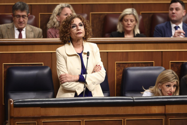 (I-D) La vicepresidenta primera y ministra de Hacienda, María Jesús Montero, y la vicepresidenta segunda y ministra de Trabajo y Economía Social, Yolanda Díaz, durante un pleno en el Congreso de los Diputados, a 19 de febrero de 2025, en Madrid (España).