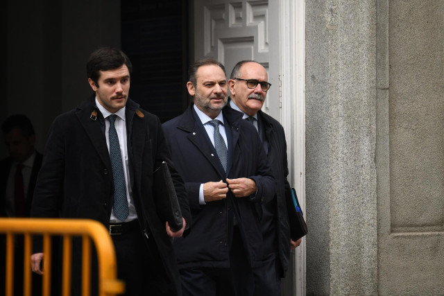 El ex ministro de Transportes José Luis Ábalos (c) sale de declarar al Tribunal Supremo.