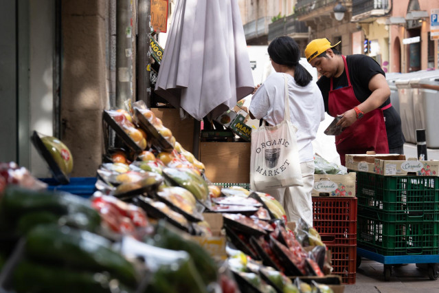 Archivo - Varias frutas expuestas en el exterior de una frutería,