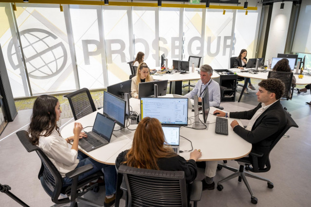 Archivo - Trabajadores de oficina de Prosegur