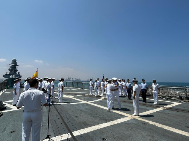 Acto de relevo, a bordo de la Santa María, entre las dos fragatas españolas.