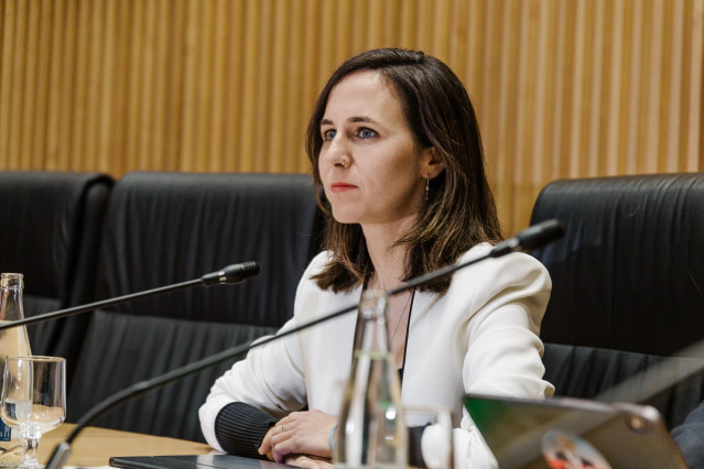 La secretaria general de Podemos, Ione Belarra, tras atender a los medios de comunicación, en el Congreso de los Diputados, a 21 de febrero de 2025, en Madrid (España).
