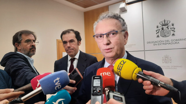 El delegado del Gobierno en Extremadura, José Luis Quintana, atiende a los medios