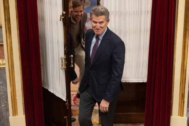El presidente del PP, Alberto Núñez Feijóo, sale de una sesión plenaria en el Congreso de los Diputados, a 12 de febrero de 2025, en Madrid (España).