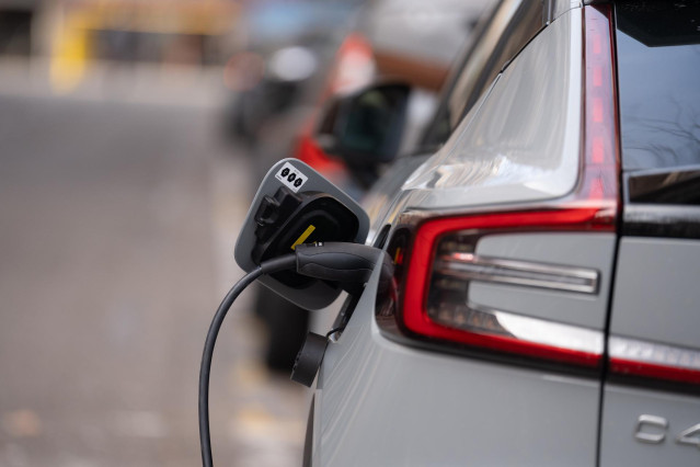 Un coche cargándose en un punto de carga público para coches eléctricos, a 14 de febrero de 2025, en Barcelona, Cataluña (España).