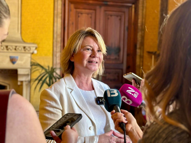 Archivo - La portavoz del PP en el Consell de Mallorca, Núria Riera, en declaraciones a los medios.