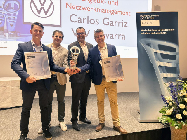 De izquierda a derecha, David Fernández, Carlos Gárriz, David García y Carlos Jiménez, con el trofeo y los diplomas acreditativos de los Premios.