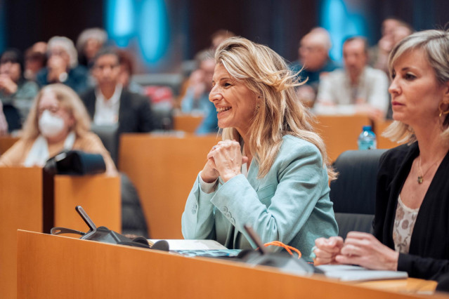 La vicepresidenta segunda y ministra de Trabajo y Economía Social, Yolanda Díaz (i) y la portavoz de Sumar en el Congreso, Verónica Martínez Barbero (d), durante las jornadas 'La UE en la era Trump: perspectivas desde la izquierda', en el Congreso de los