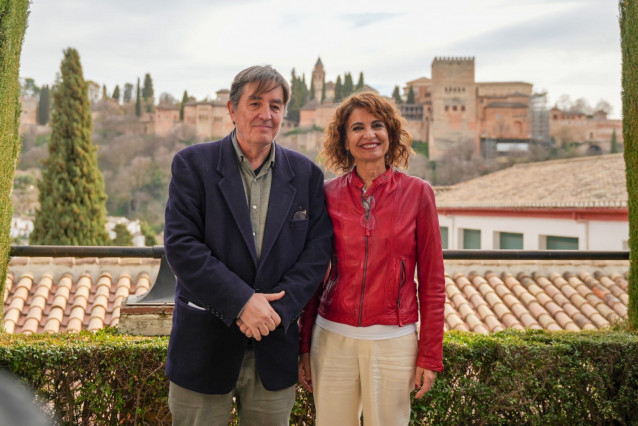 Luis García Montero y María Jesús Montero en un acto de apoyo a la cultura andaluza ante la Alhambra de Granada la víspera del inicio del XV Congreso Regional del PSOE-A.