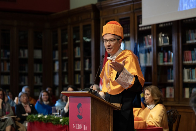 Archivo - El exgobernador del Banco de España, Hernández de Cos, investido doctor 'honoris causa' por la Universidad Nebrija.