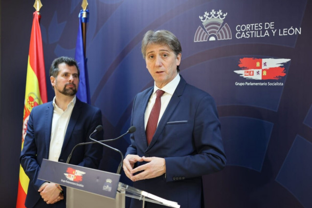 El secretario general electo del PSOE de Castilla y León, Carlos Martínez, comparece junto al portavoz socialista en las Cortes, Luis Tudanca.