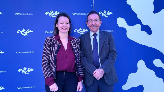 Leire Pajín (i), eurodiputada socialista, junto a Andrés Perelló (d), director general de Casa Mediterráneo.