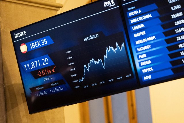 Archivo - Un panel del Ibex 35 en el Palacio de la Bolsa de Madrid.