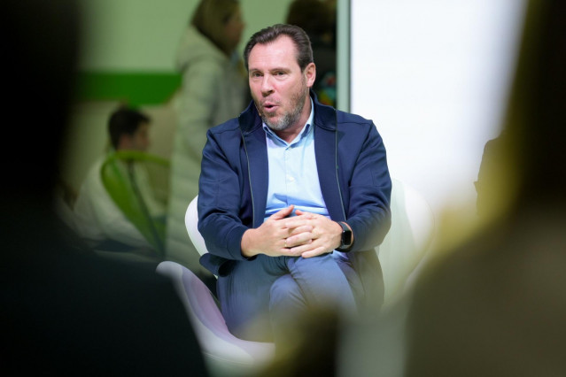 El ministro de Transportes y Movilidad Sostenible, Óscar Puente, interviene en el acto. A 21 de febrero de 2025 en Granada, Andalucía (España). El ministro de Transportes y Movilidad Sostenible, Óscar Puente abre el primer Ágora en el 15º Congreso de PSOE