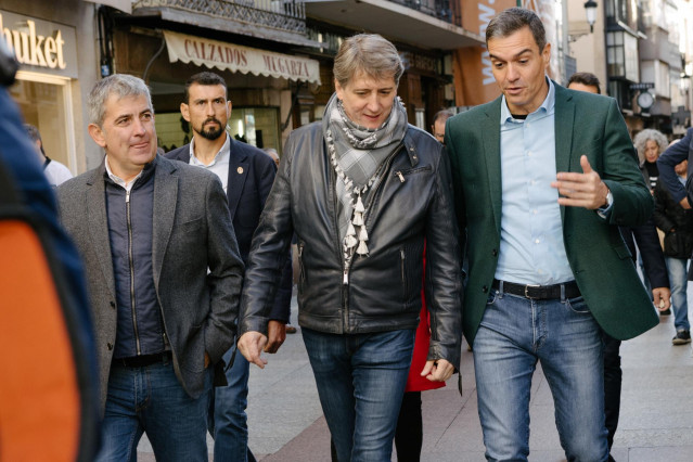 Archivo - El presidente del Gobierno y secretario general del PSOE, Pedro Sánchez (d), y el alcalde de Soria y secretario autonómico electo , Carlos Martínez (c), llegan a un acto público en Soria el 22 de octubre.