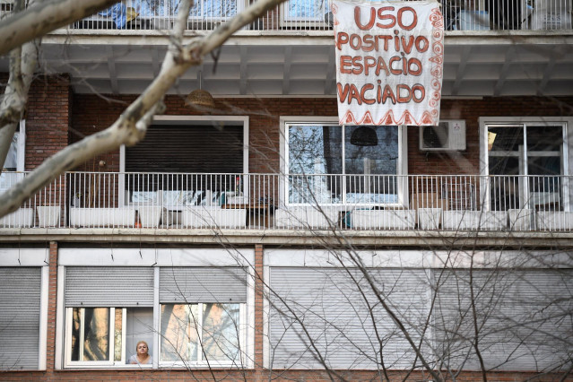 Archivo - Pancarta en un balcón por el desalojo del centro social okupado ‘La Ferroviaria’, en la Plaza de Luca de Tena, en Madrid