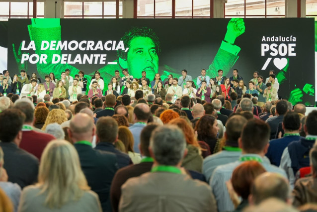 La secretaria general del PSOE-A, María Jesús Montero, interviene en el XV Congreso del PSOE-A con una imagen de Rafael Escuredo al fondo.