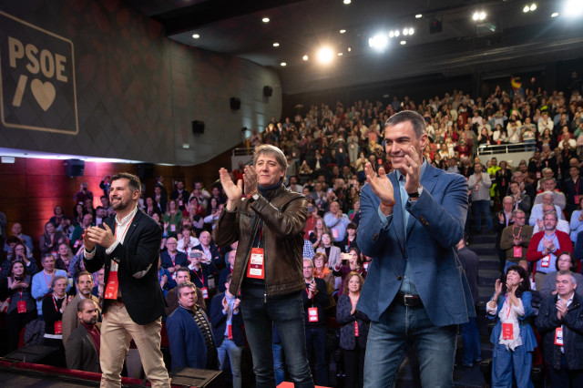 Luis Tudanca (I), Carlos Martínez (C) y Pedro Sánchez (D) en la inauguración del XV Congreso del PSOE de Castilla y León que se celebra en Palencia.