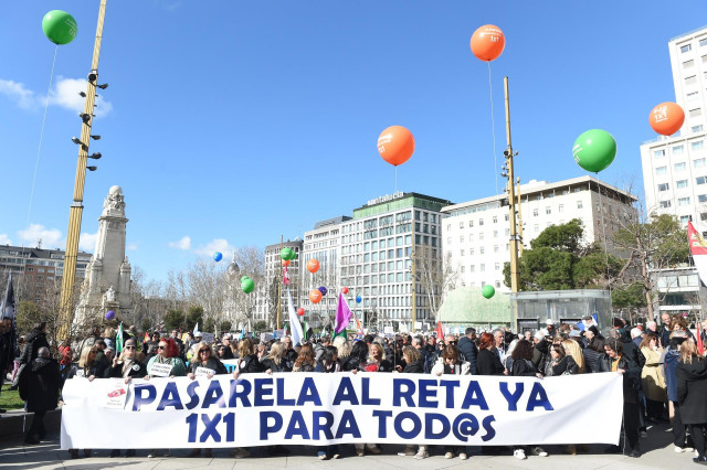 Cientos de personas durante una manifestación de abogados y procuradores, a 22 de febrero de 2025, en Madrid (España).