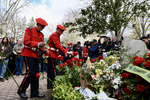 Agentes de la Ertzaintza en el homenaje a su compañero Jorge Díez, asesinado por ETA en 2000.